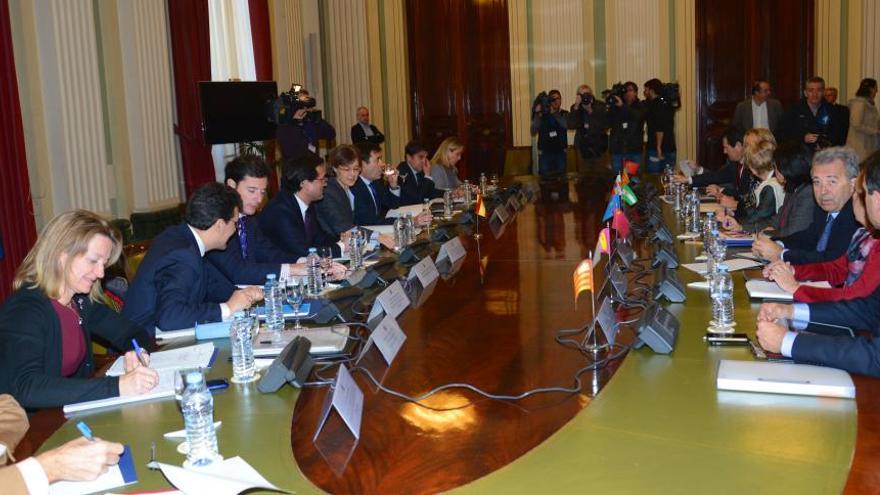 A la dcha., mirando a la cámara, el consejero Antonio Cerdá durante la reunión de ayer con la ministra García Tejerina.