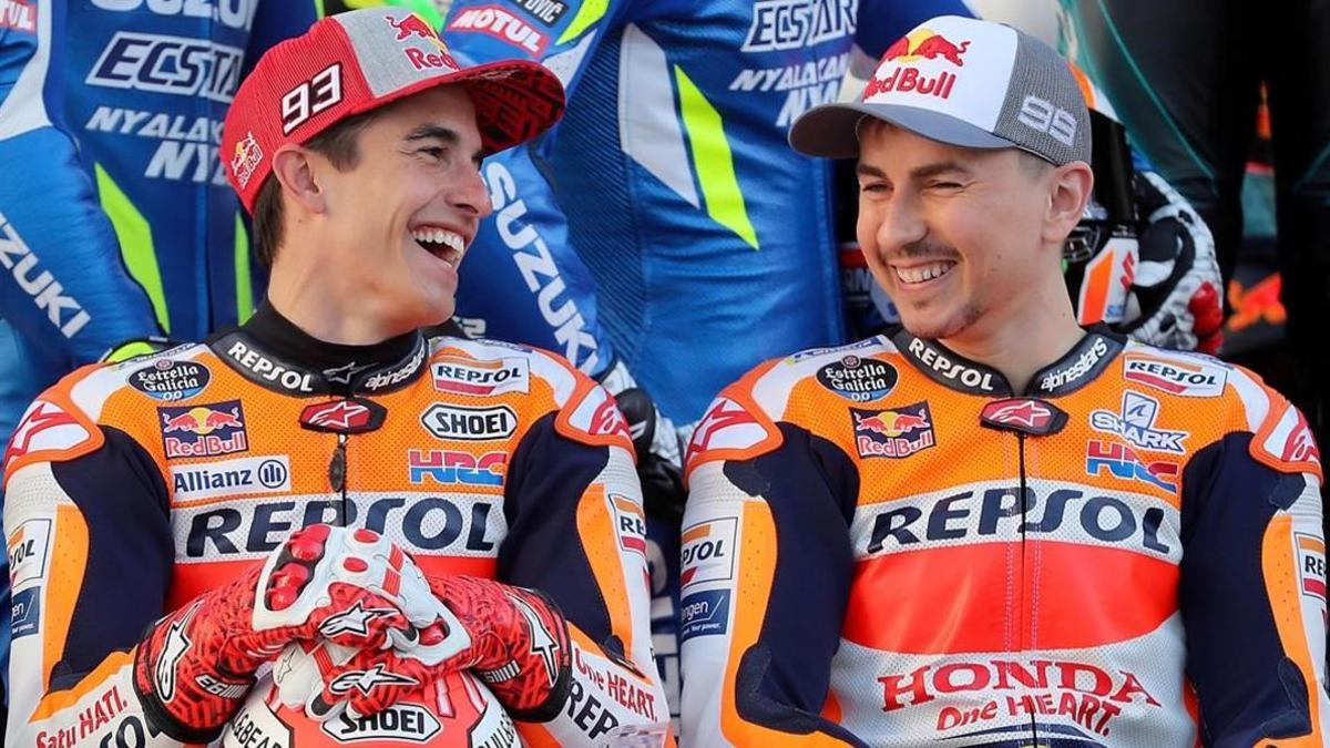 Marc Márquez y Jorge Lorenzo se parten de risa en la foto oficial de MotoGP, en Catar.