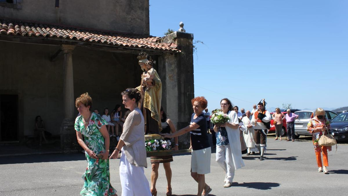 Las mujeres de Bonielles llevan en procesión a la Virgen del Carmen