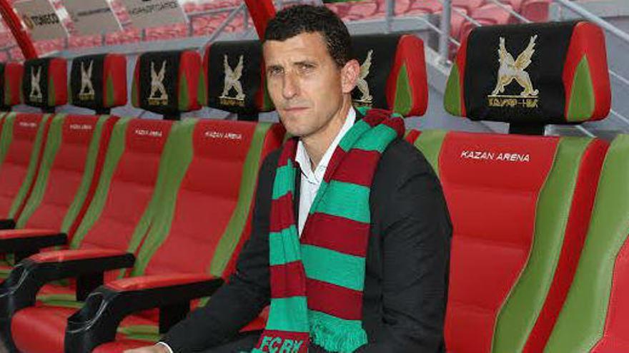 Javi Gracia, muy serio, posa con los colores del Rubin.