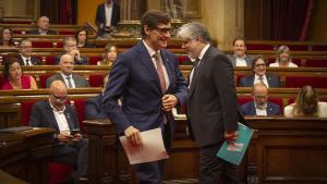 El líder del PSC, Salvador Illa, y el president de Junts en el Parlament, Albert Batet