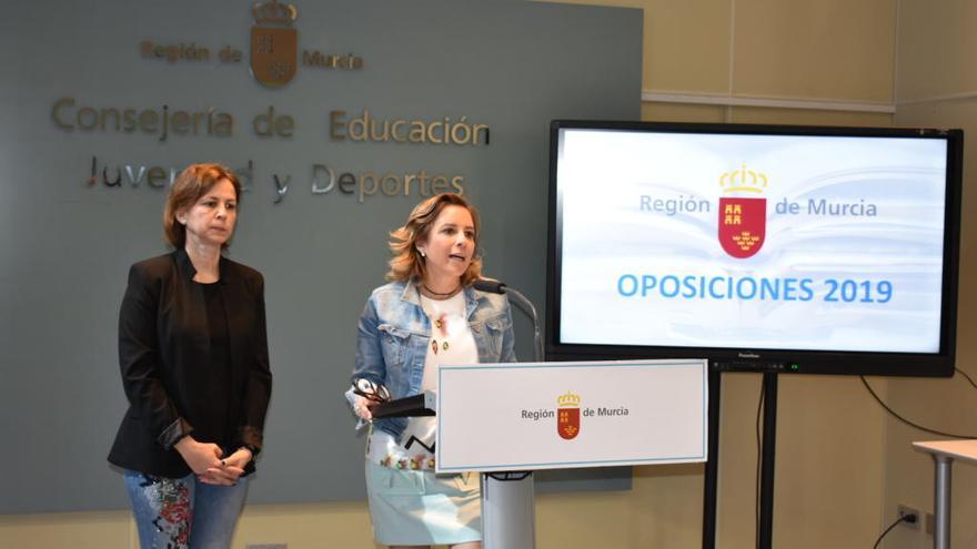 La consejera de Educación, Adela Martínez-Cachá, presentó ayer los últimos datos de las oposiciones.