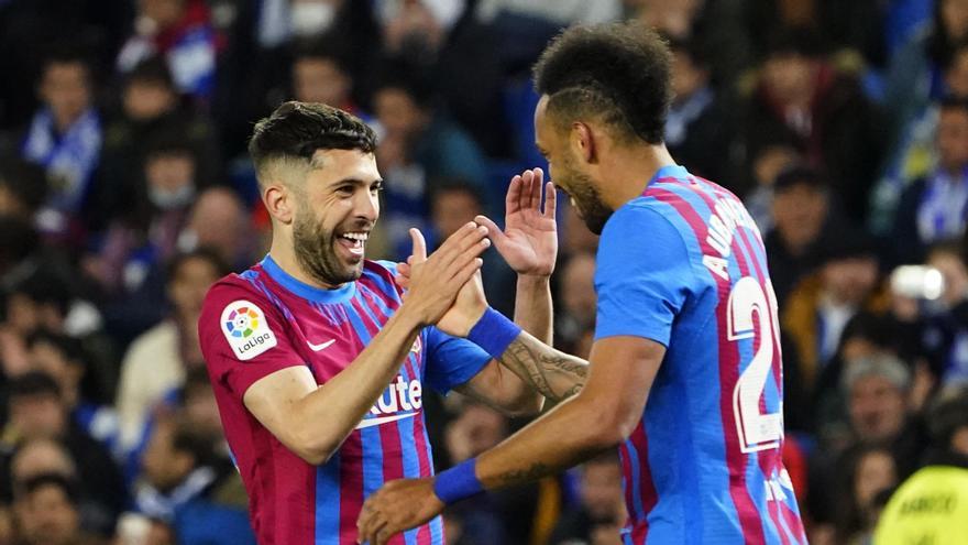 Jordi Alba celebra con Aubameyang.