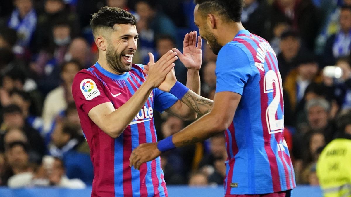 Jordi Alba celebra un gol con Aubameyang.