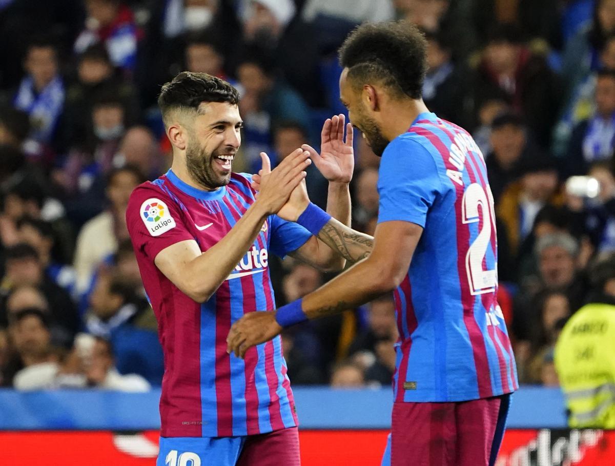 Jordi Alba celebra con Aubameyang.