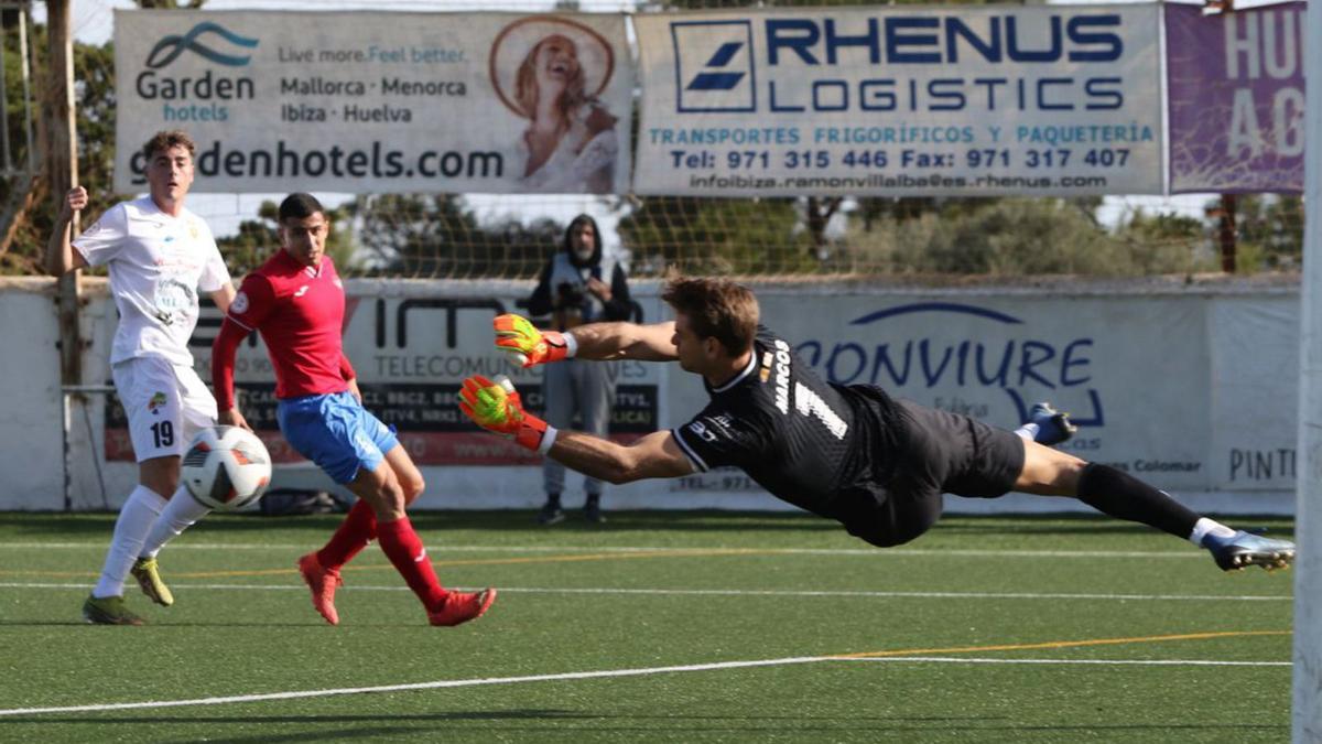 El portero del Atlético Saguntino se luce en una estirada a tiro de Loren.  