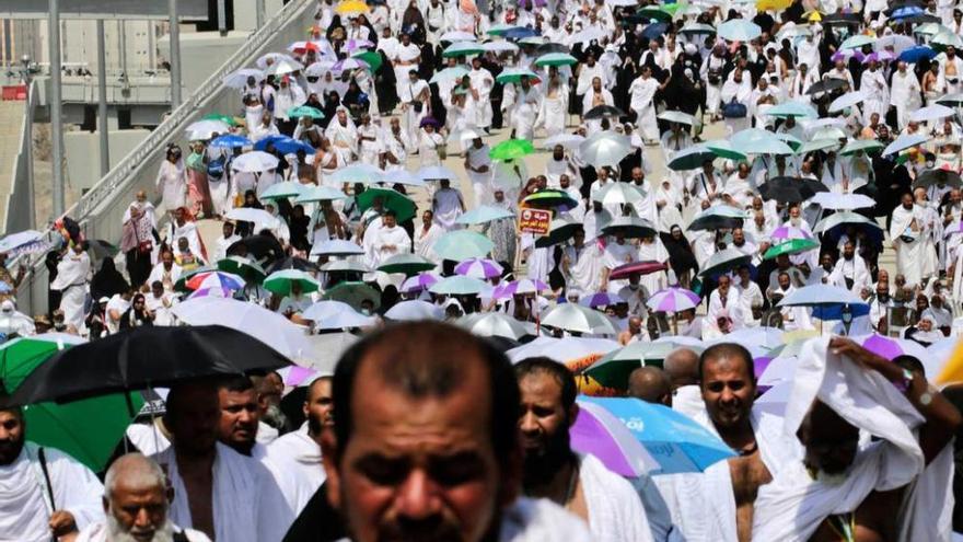 Varios de los cientos de cadáveres que ayer llenaban el camino de peregrinación a las afueras de La Meca.