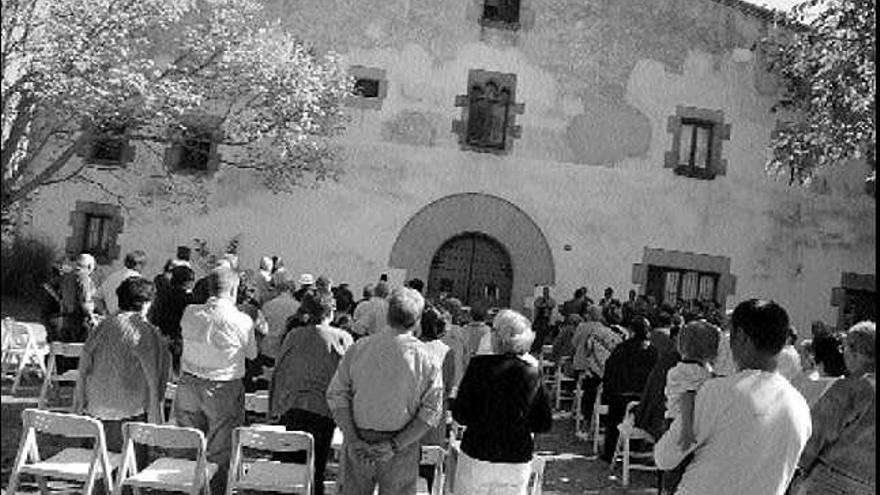 aplec a la porta de sant grau. L´Ajuntament no va voler assumir la responsabilitat civil en cas d´accidents.