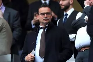 Overmars (53 años) deja el Amberes por estrés y ante el temor de un "desenlace grave": "No estoy en condiciones de soportar esta vida profesional frenética"