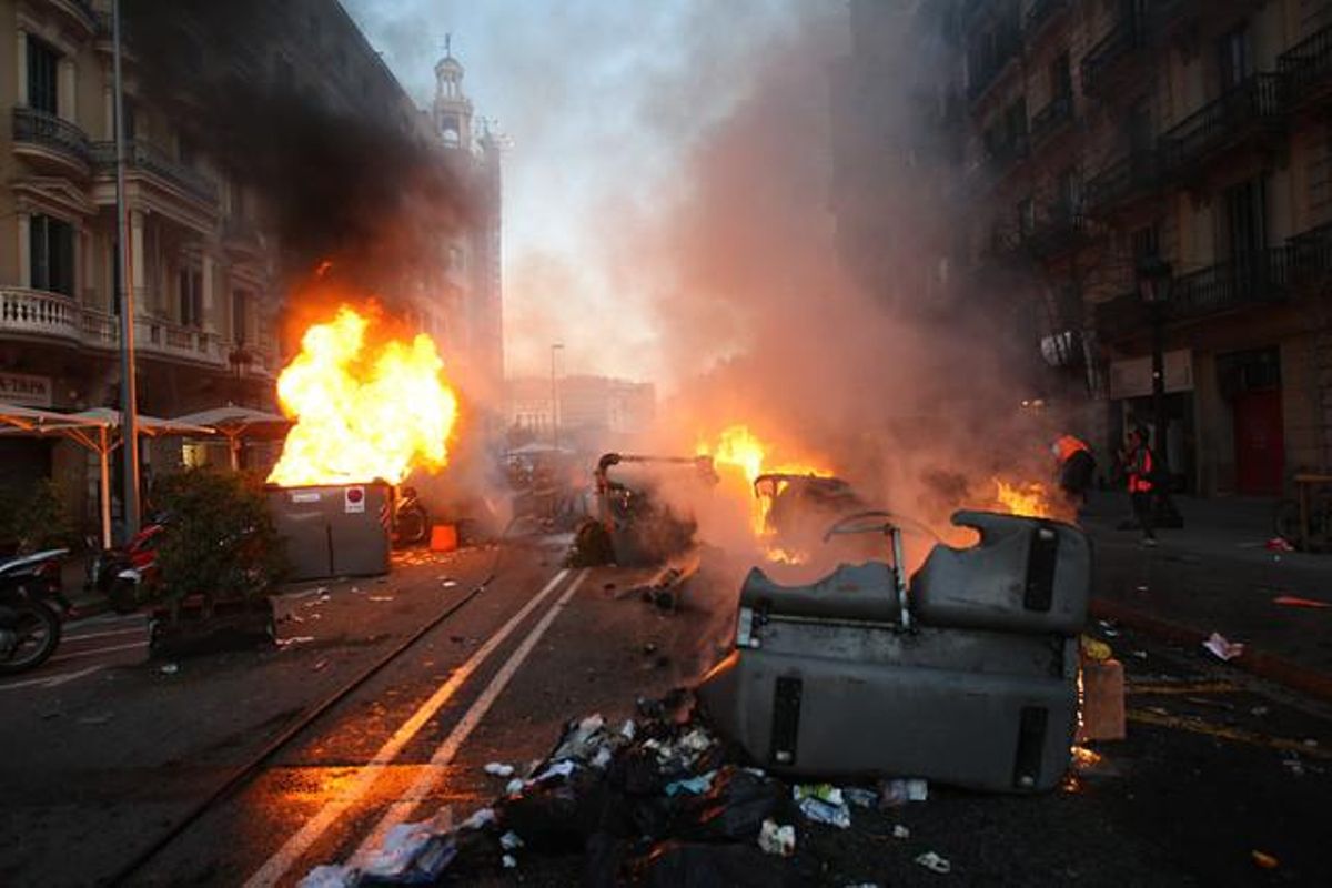 Diversos contenedores incendiados en el centro de Barcelona.