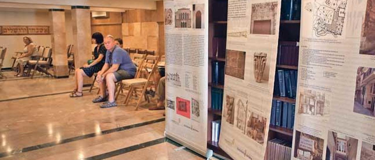 En la sinagoga había carteles con la historia de los judíos en Mallorca.