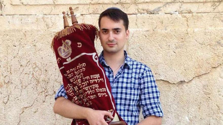 David Yabo con la Torá en el Muro de las Lamentaciones de Jerusalén.