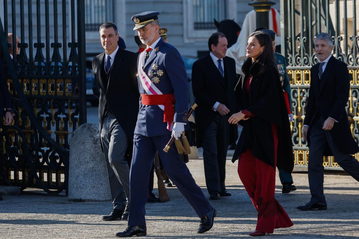 El rey Felipe VI (2i) preside la celebración de la Pascua Militar este viernes en la plaza de la Armería de Madrid, frente al Palacio Real.