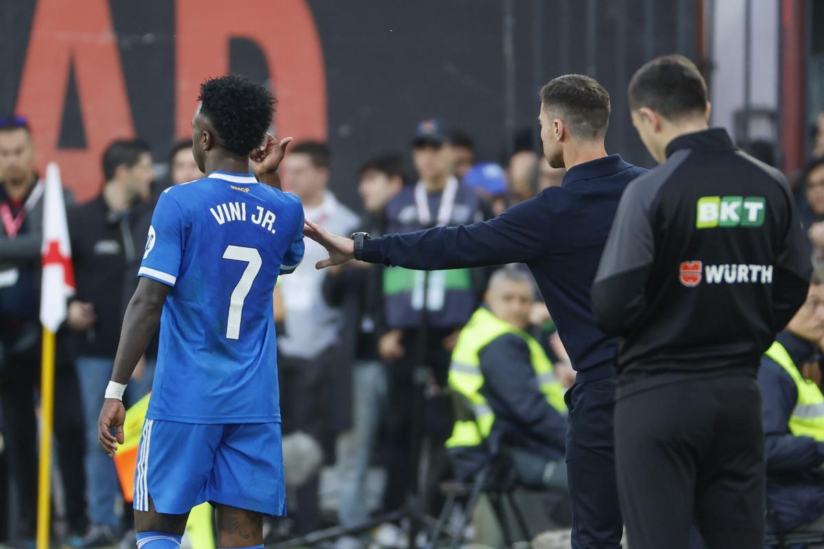 Vinicius Junior, jugador del Real Madrid, recibe una instrucción de Xabi Alonso, en el último partido de Liga contra el Rayo.
