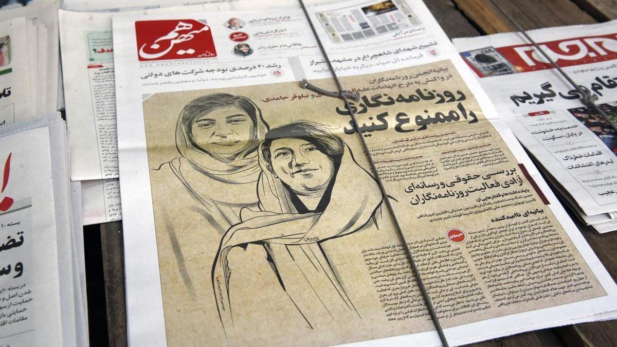 Portadas de periódicos en Irán.