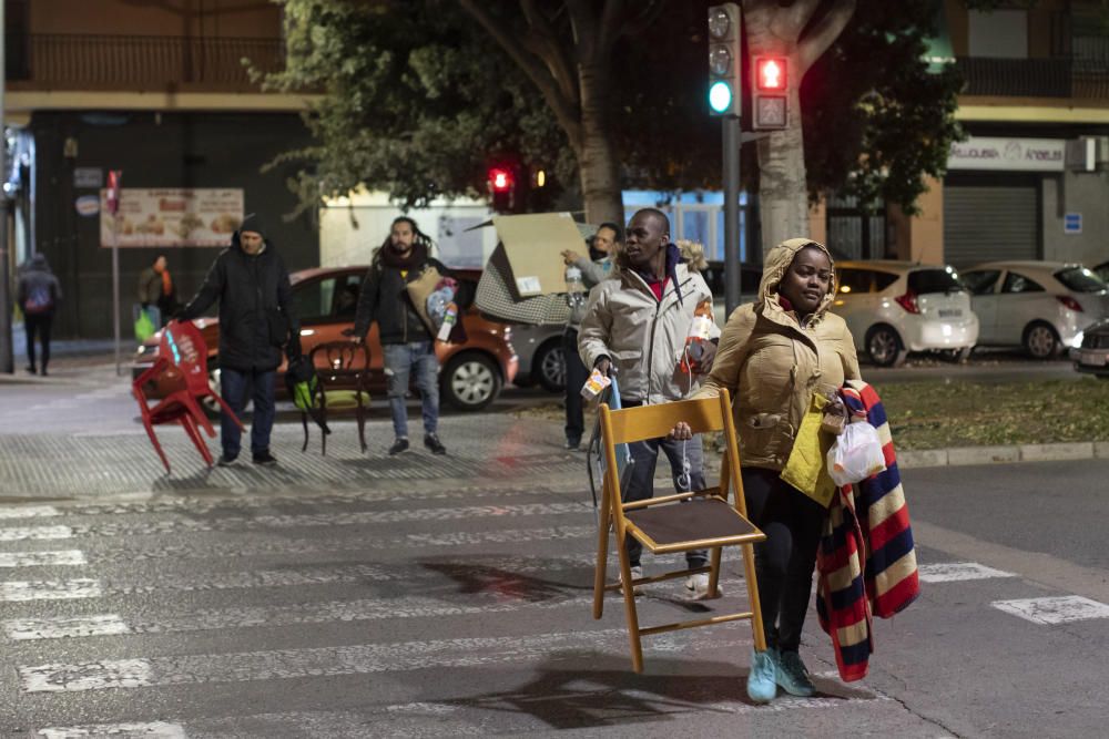 Demandantes de asilo esperan en la calles durante días en Zapadores