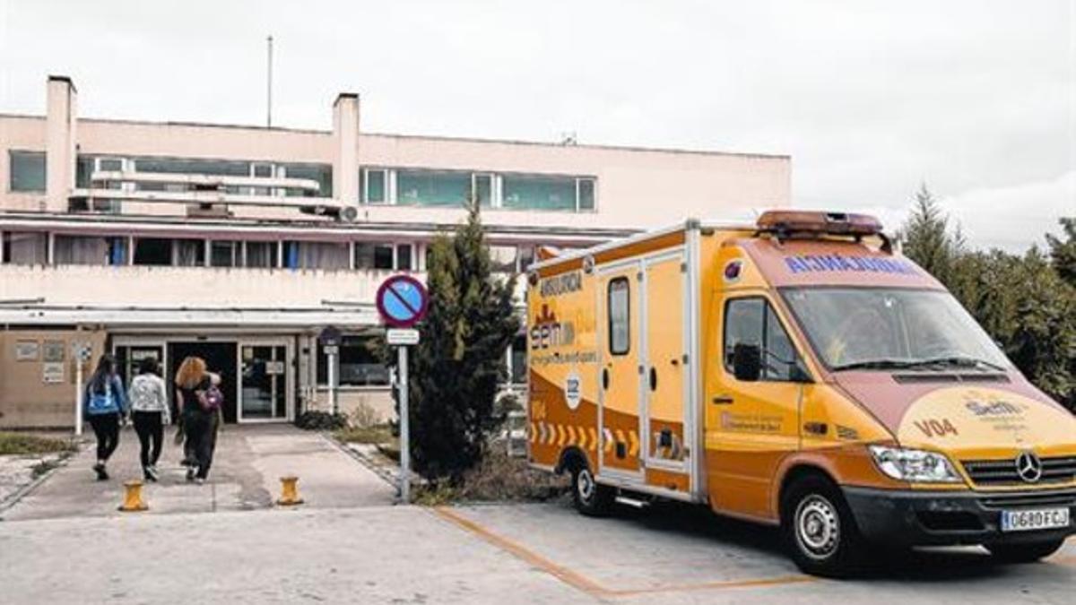 Acceso a un centro de asistencia primaria de Ripollet al que acudieron algunos enfermos de legionela.