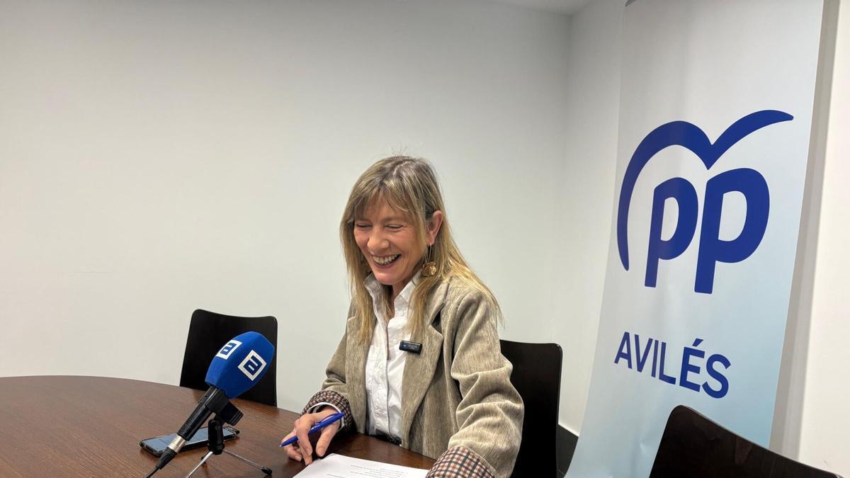 Esther Llamazares en la sede del grupo municipal