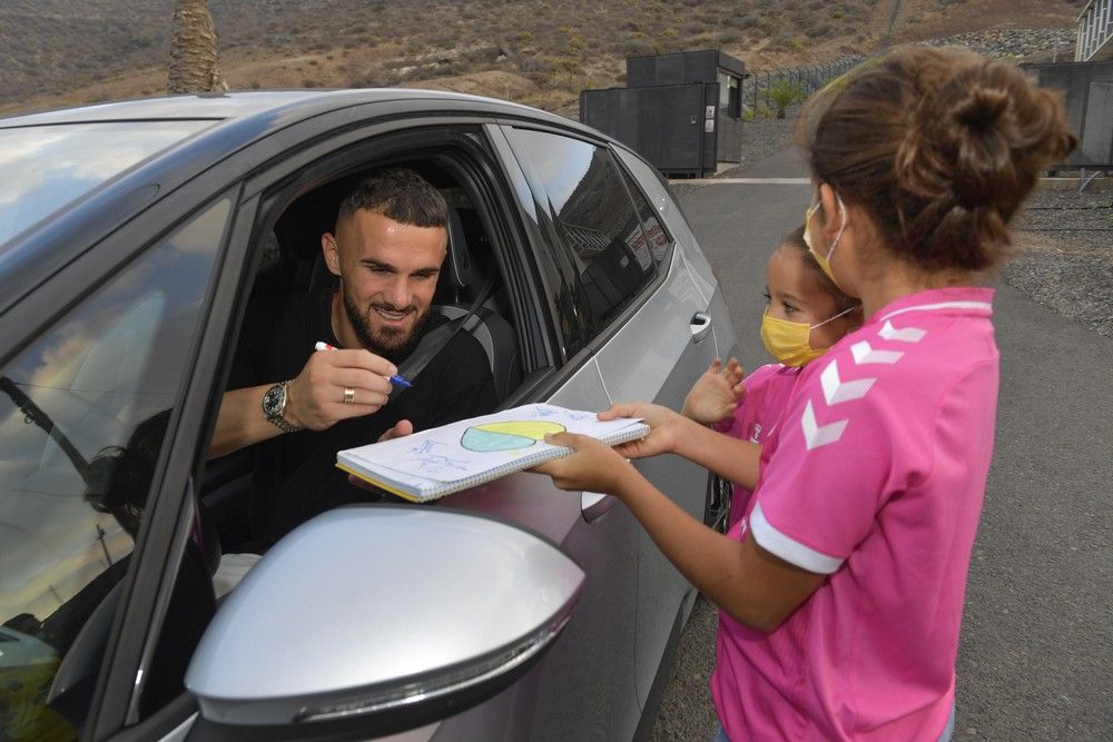 La plantilla de la UD Las Palmas firma autógrafos antes del derbi