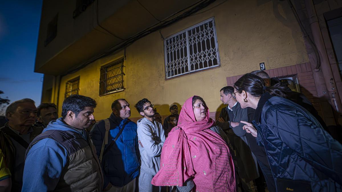 Vecinos evacuados el martes en Santa Coloma de Gramenet por un riesgo de derrumbe en un edificio.