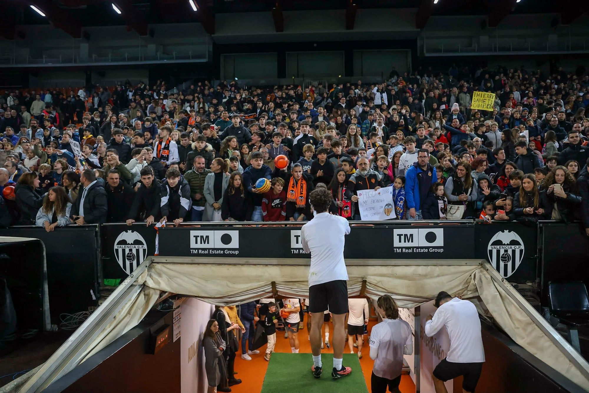 La afición se vuelca con el Valencia CF en el entrenamiento de Mestalla