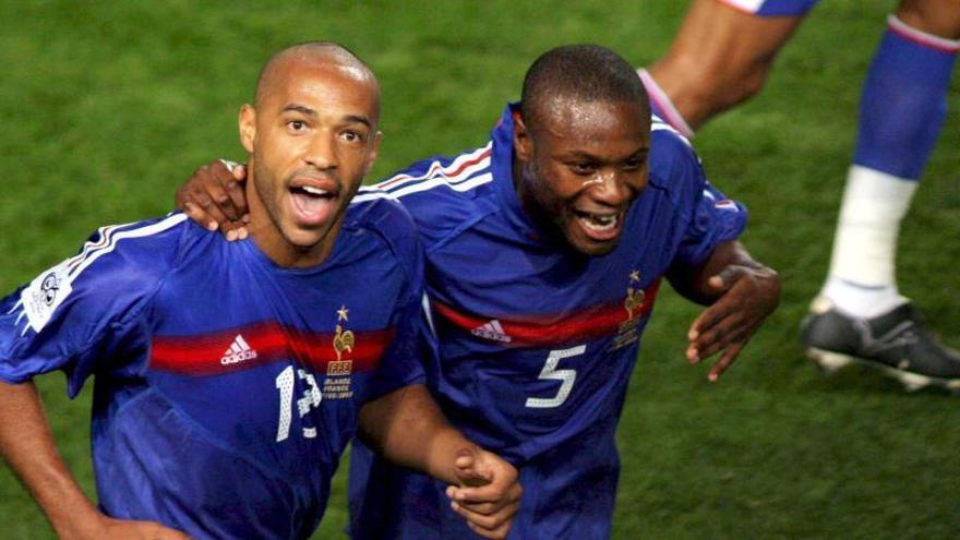 Thierry Henry (i) celebra con su gol ante Irlanda.