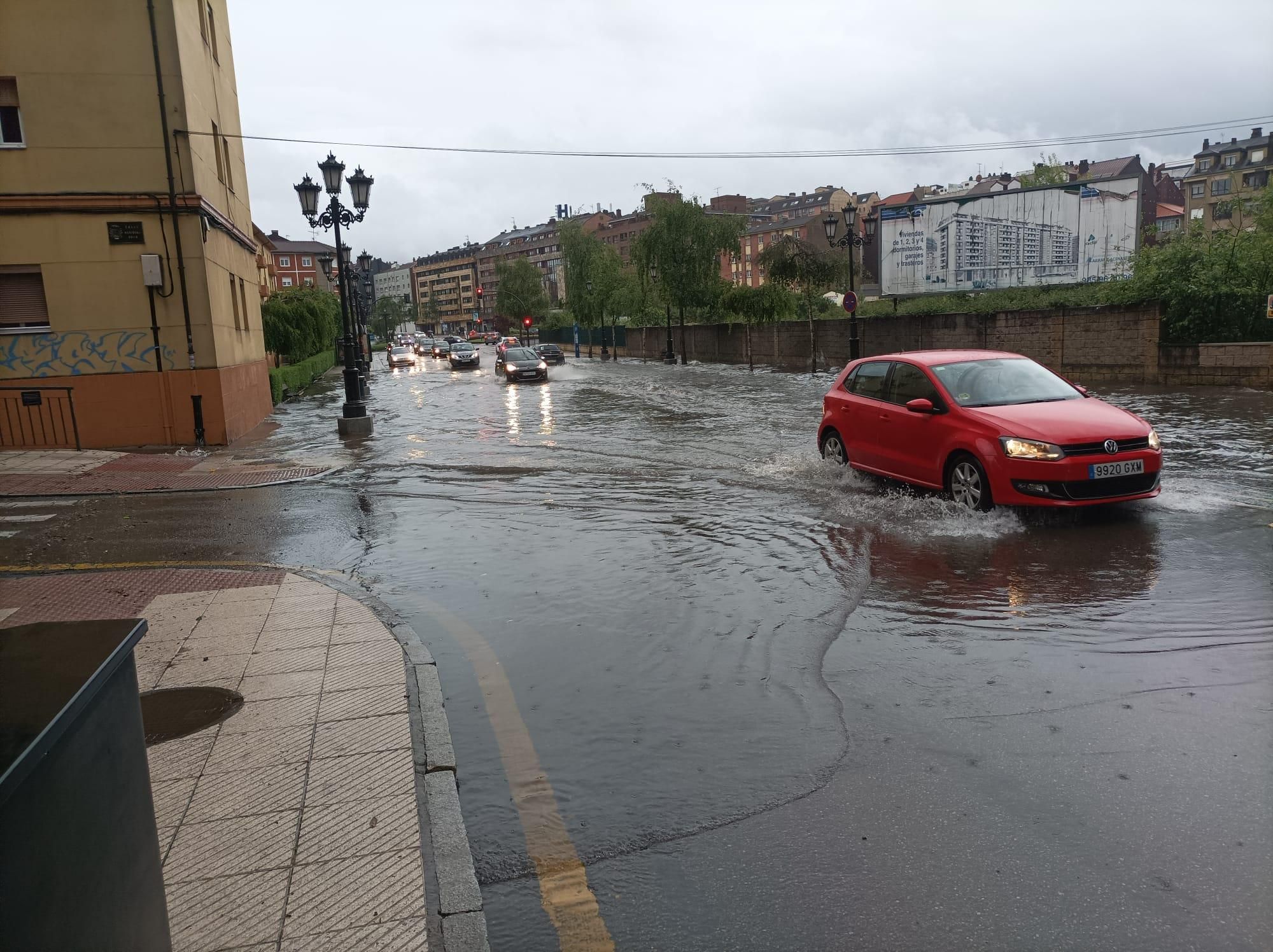 Inundaciones en Oviedo tras una fuerte tormenta de lluvia y granizo