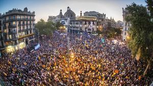 Concentración en Rambla Catalunya con Gran Via, junto a la Conselleria de Economía.