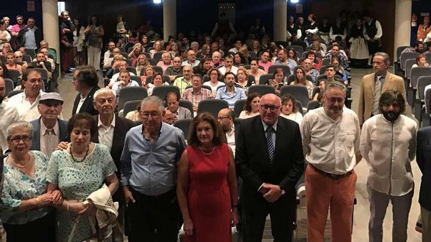 Los premiados por el Centro Asturiano de Madrid -con José Manuel García, de Grúas Roxu en el centro, de traje y corbata- antes del acto.