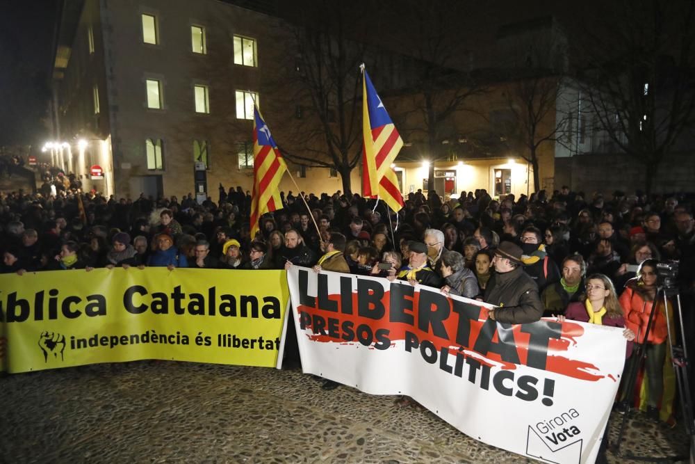 Concentració contra les detencions d'activistes pels talls de les vies de l'AVE en l'anviersari de l'1-O