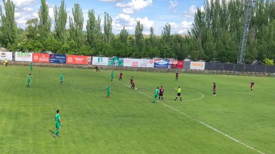 Un momento del partido del CD Benavente. | Cedida