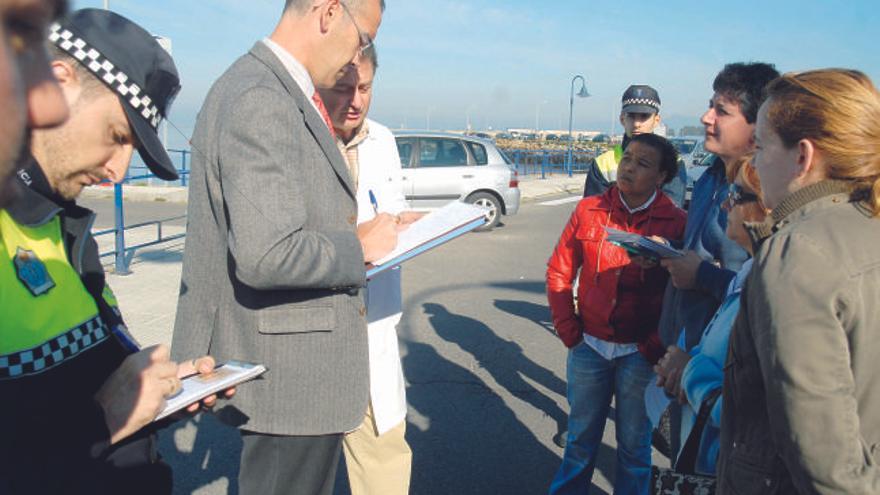 Un notario levanta acta de que los vendedores no pudieron montar sus puestos.