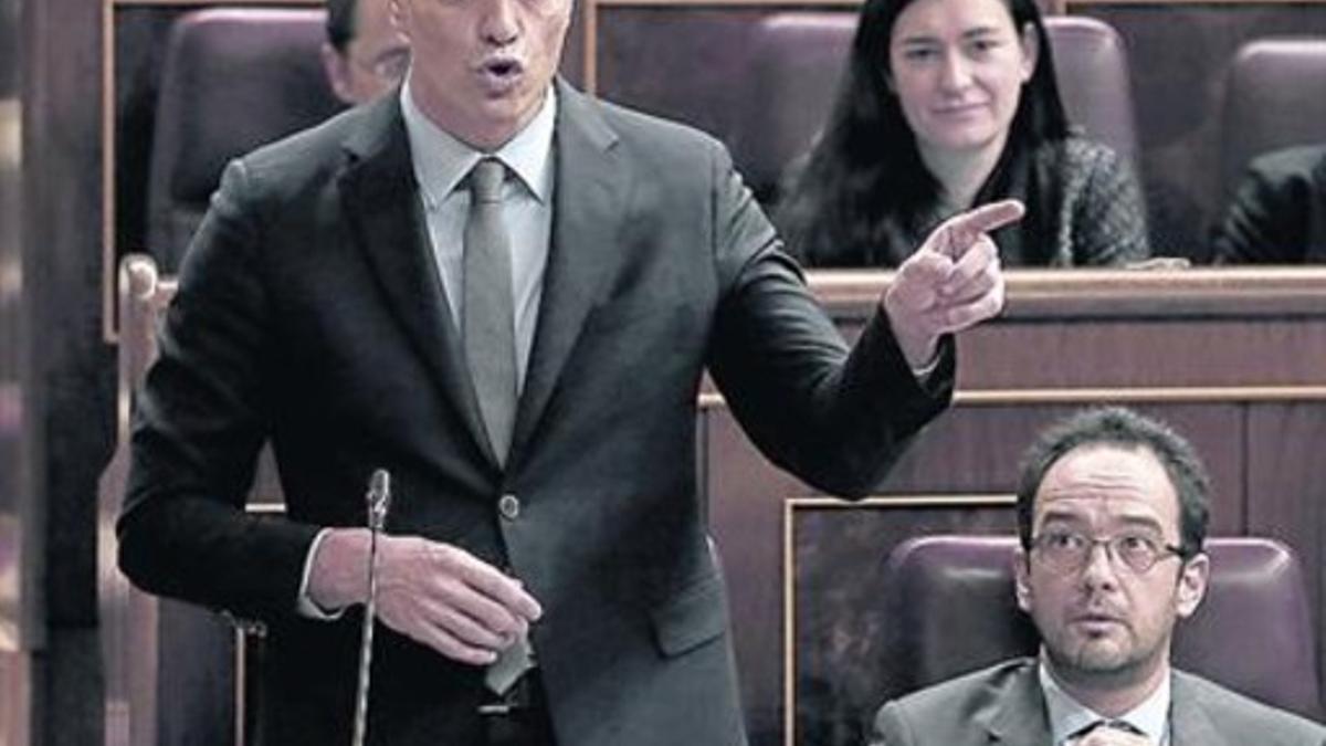 Sánchez interpela a Rajoy en el Congreso, ayer.