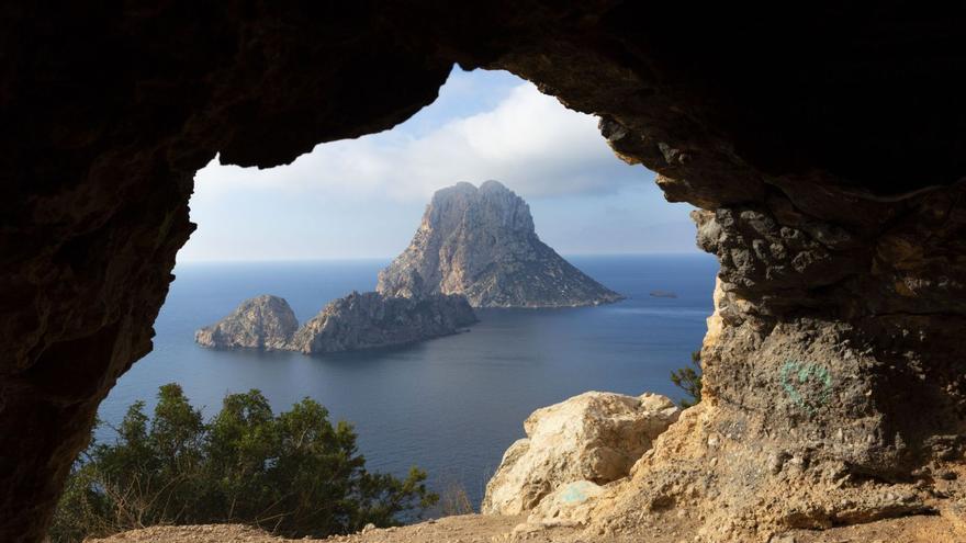 Es Vedrà y es Vedranell vistas desde Cala d’Hort.