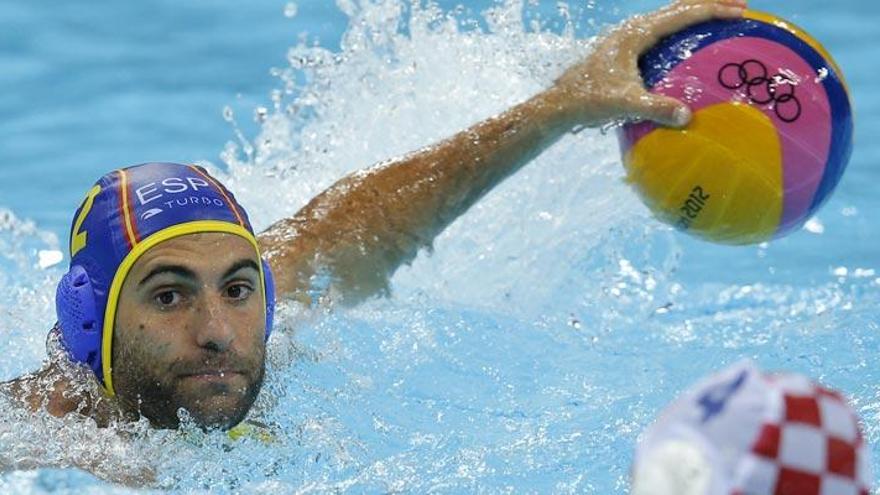 Mario García sostiene la pelota ante un jugador croata