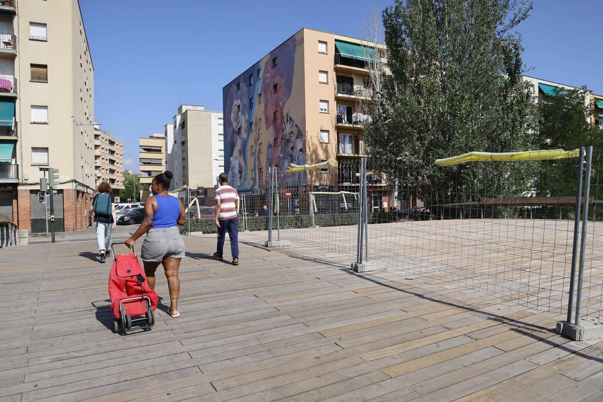 La passera que dona accés al carrer Bastiments, parcialment tancada.