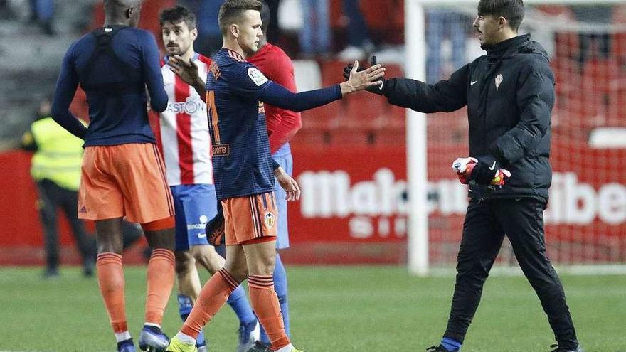 Cheryshev saluda a Noblejas al término del partido.