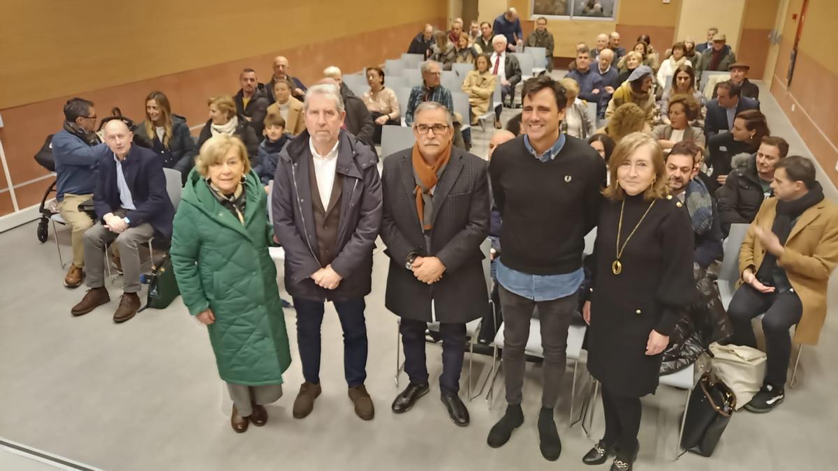 Por la izquierda, Marifé Tuñón, Mario Vigil, Aníbal Vázquez, Ion Aramendi y Loli Olavarrieta, al inicio del encuentro.