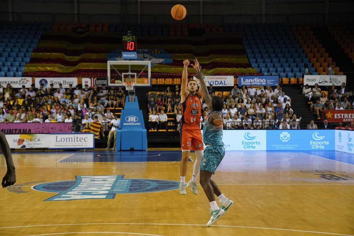 Joe Cremo lanza un triple ante Jalen Cone en el tercer partido contra el Menorca.