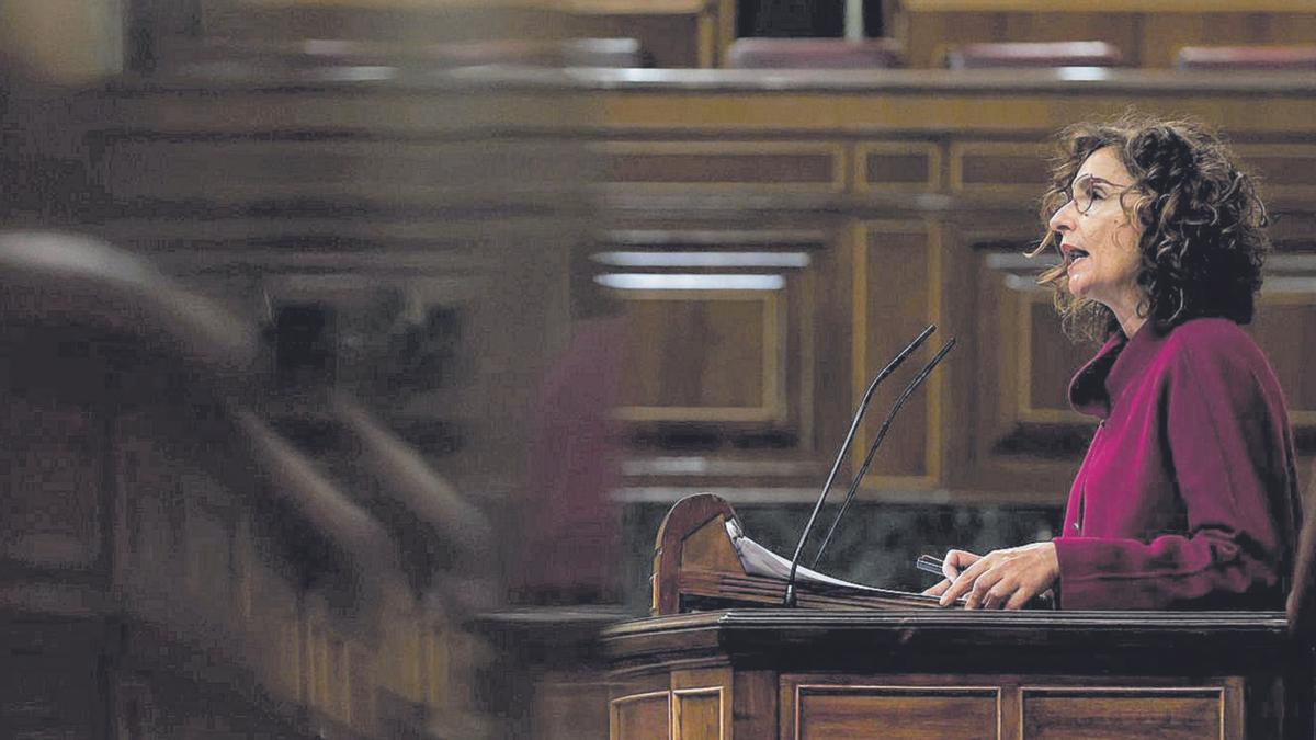 La ministra de Hacienda, 
María Jesús Montero, en el 
Congreso.  r.acosta/j.lizón