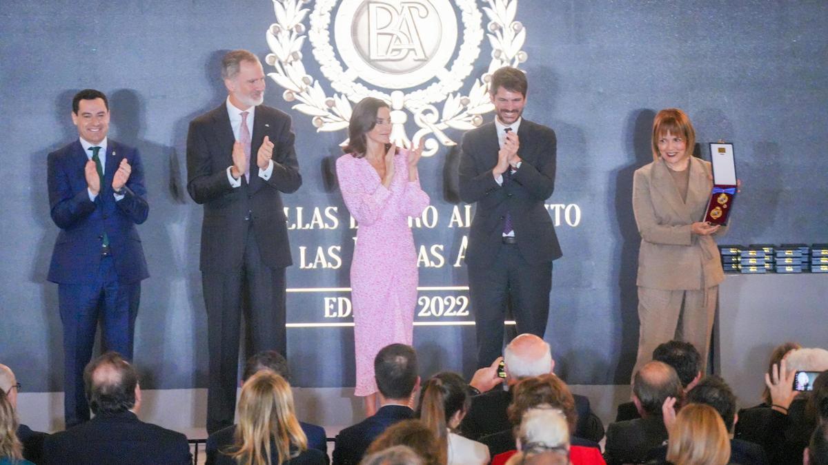 María José San Román, junto a los Reyes, Ernest Urtasun y Juan Manuel Moreno Bonilla