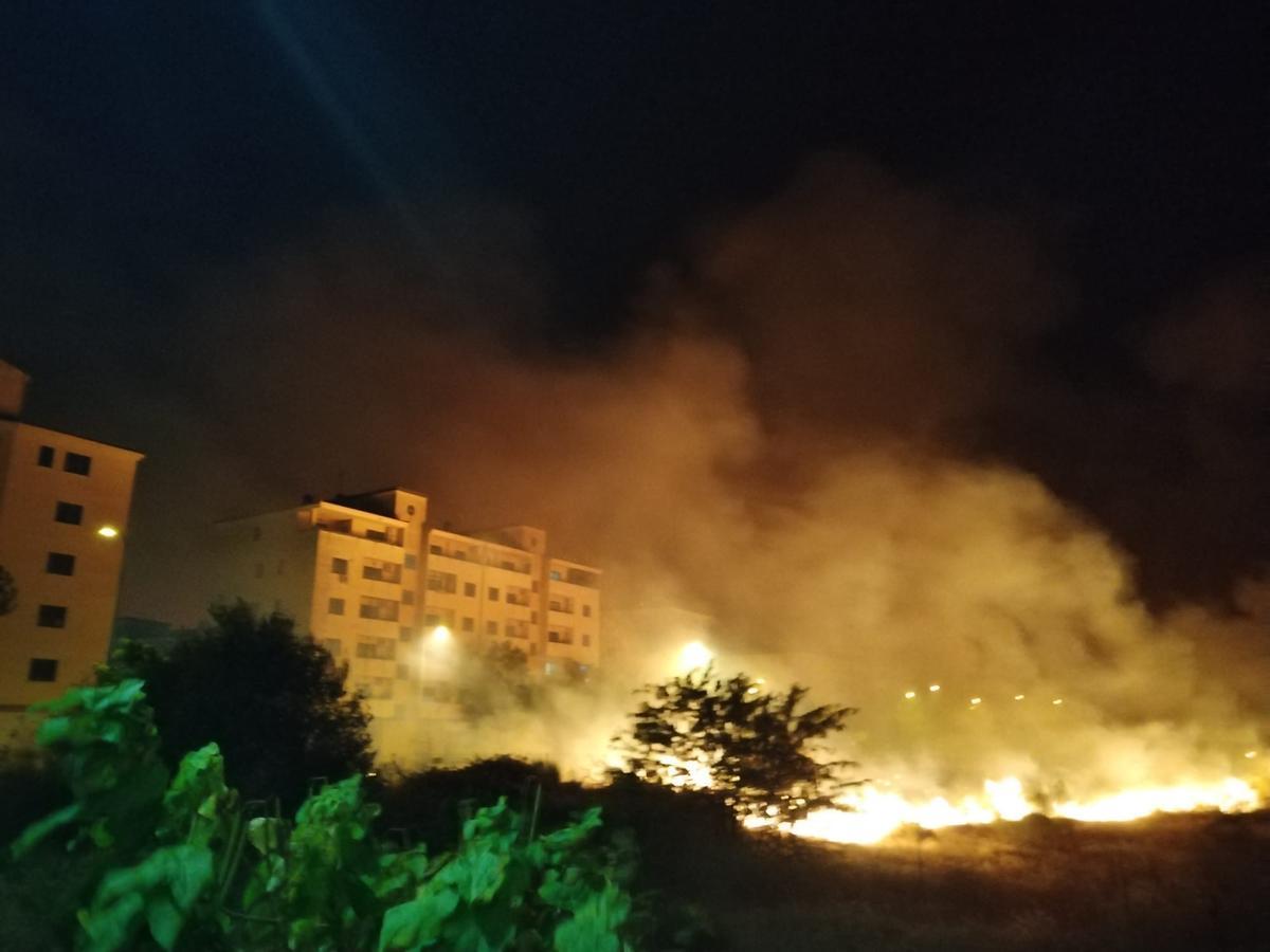 Fotogalería | Imágenes del incendio en Plasencia esta madrugada Fotogalería | Imágenes del incendio en Plasencia esta madrugada