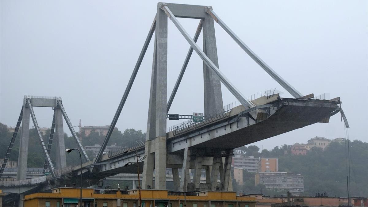 Los escombros del puente que ha colapsado en Génova.