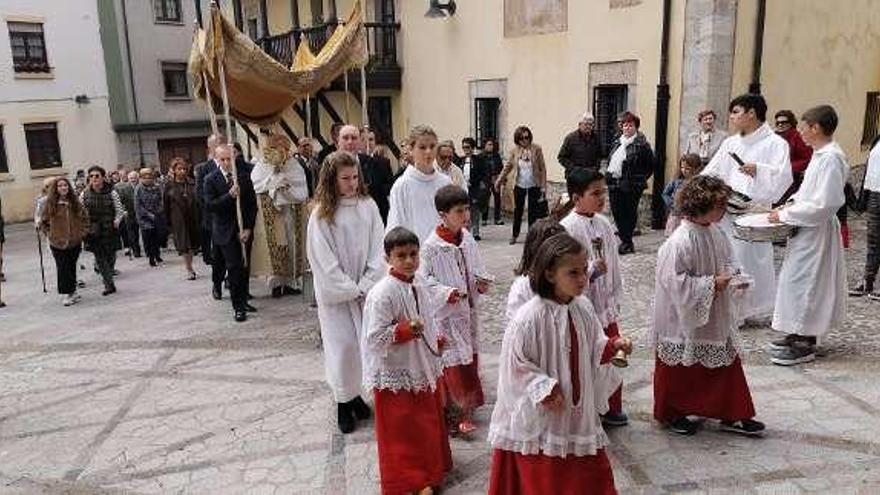 Los niños vestidos de monaguillos, a su regreso a la basílica llanisca, ayer