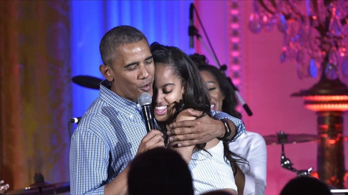 Barack Obama le canta  'Cumpleaños feliz' a su hija Malia