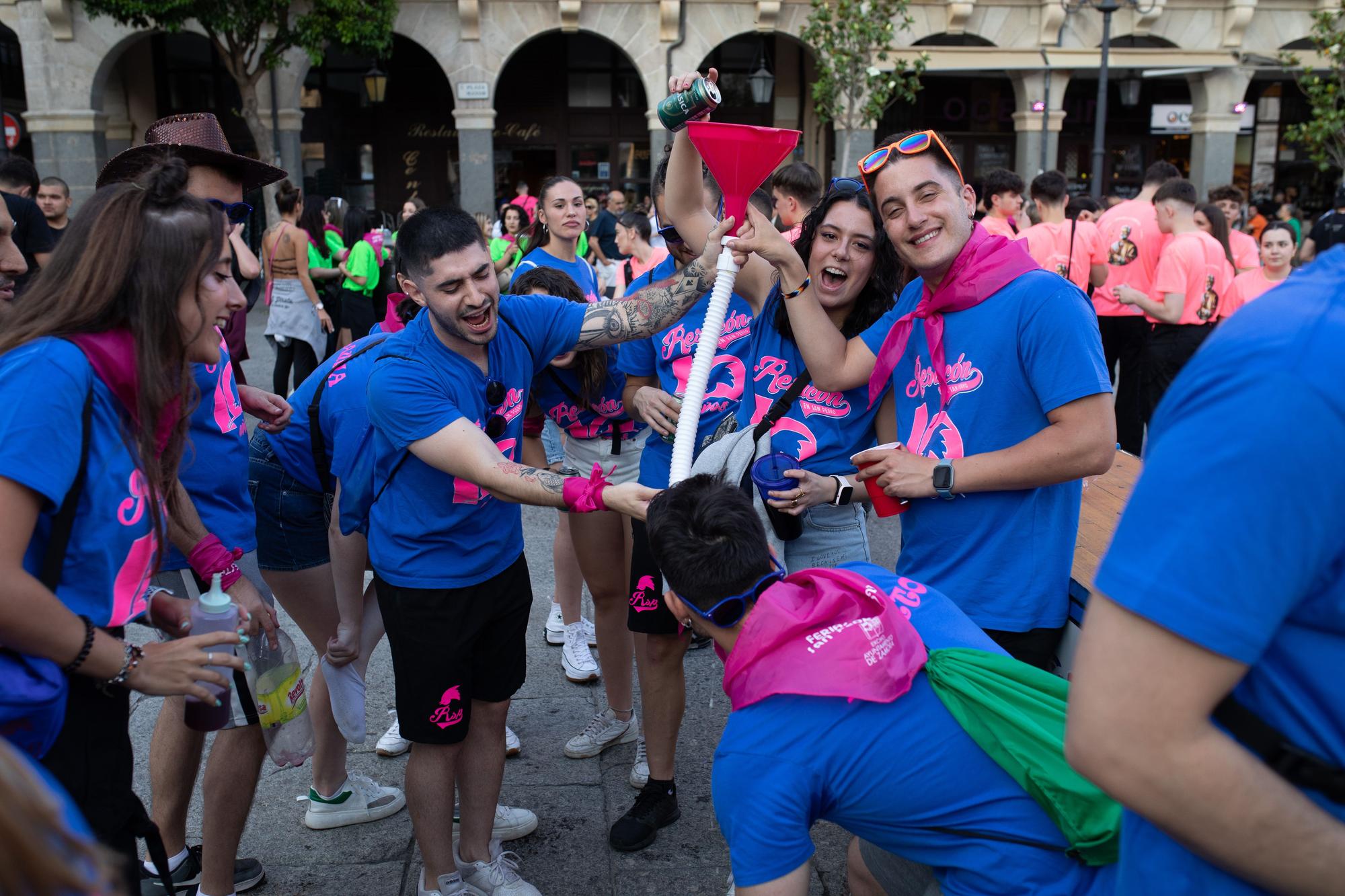 Desfile de peñas por las fiestas de San Pedro para recibir a la Gobierna