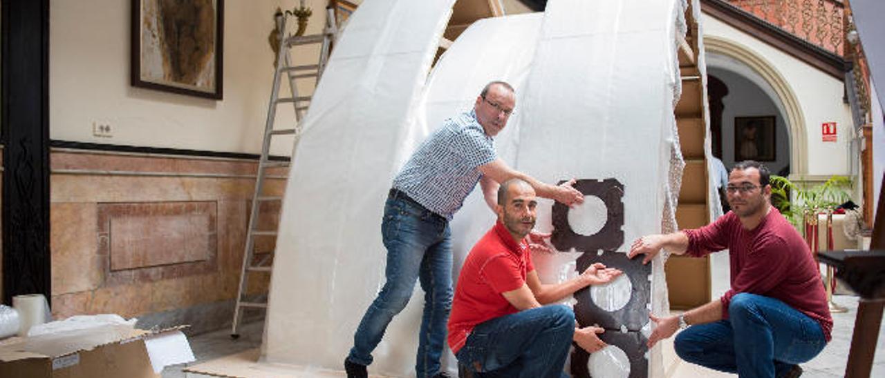 Heriberto García, Octavio Falcón y Luis Fernando Suárez montan la estructura de chocolate, ayer.