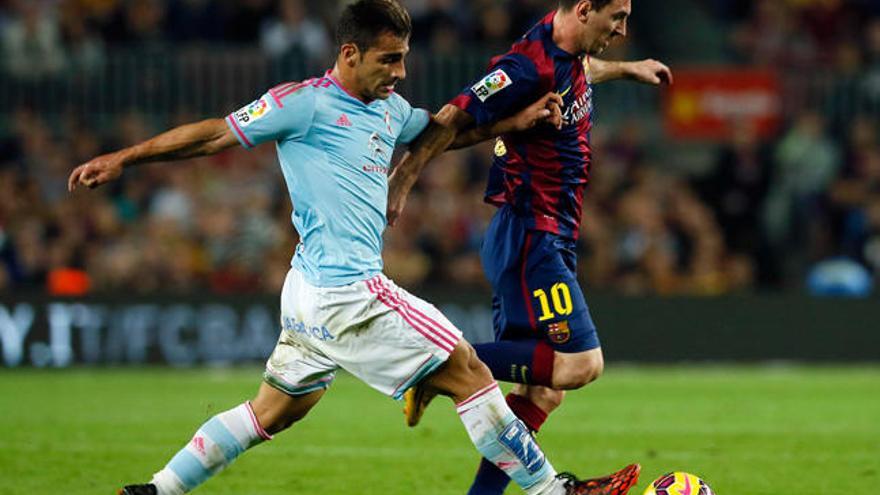 Messi y Jonny, en el partido del Camp Nou.//Reuters