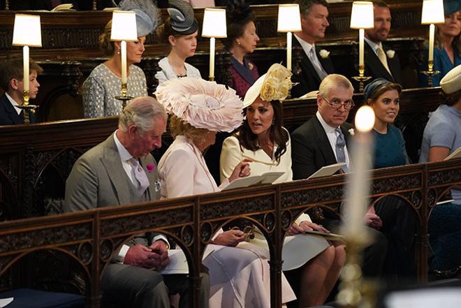 Kate Middleton conversa con Camilla de Cornualles
