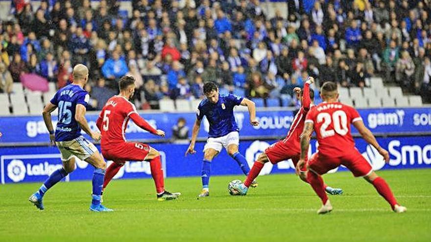 Una acció del partit que el Girona va disputar ahir al camp de l&#039;Oviedo.